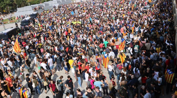 La Plaça Poeta Marquina de Girona amb els concentrats i els Mossos protegint-la. ACN