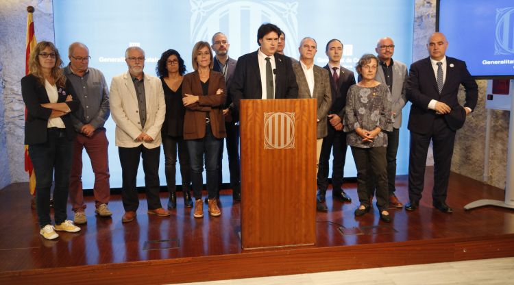 Membres del consell de direcció territorial de la Generalitat a Girona amb el delegat, Pere Vila, al capdavant durant la lectura del manifest. ACN