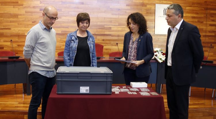 Lliurament de les restes identificades del soldat de Sant Joan de les Abadesses (Ripollès) amb familiars, Generalitat i Ajuntament. ACN