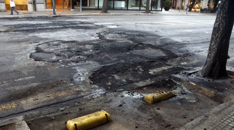 Pla detall de l'asfalt cremat a l'Avinguda Gran Via de Jaume I. ACN