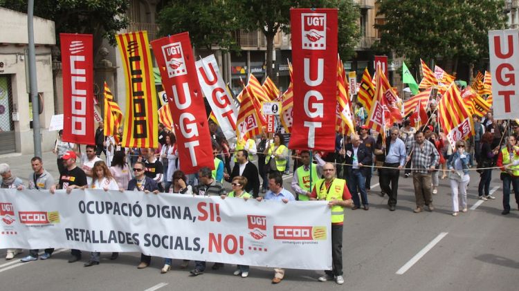 La manifestació d'aquest Primer de Maig ha recorregut els carrers principals de Girona © ACN