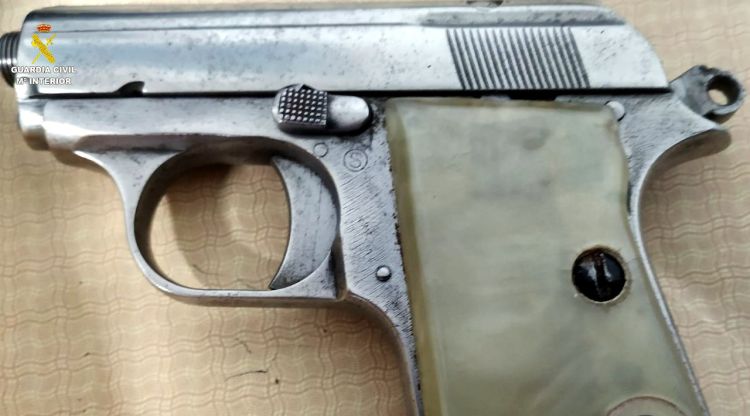 L'arma localitzada per la Guàrdia Civil a Vilobí d'Onyar. ACN