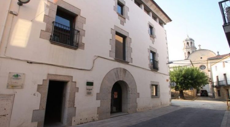Exterior de l'Ajuntament de Vilobí d'Onyar (arxiu)