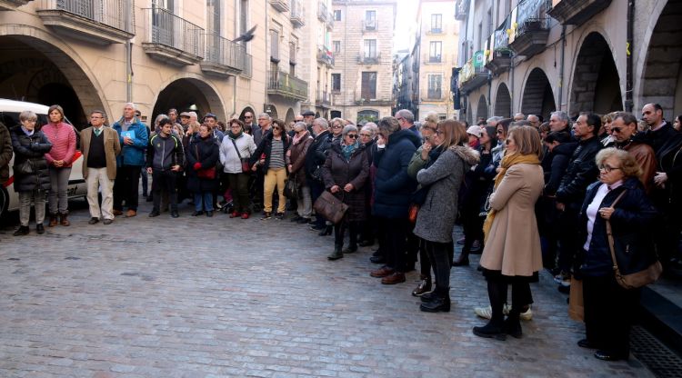 Desenes de persones han fet un minut de silenci en record a la nena de 10 anys morta a Girona. ACN