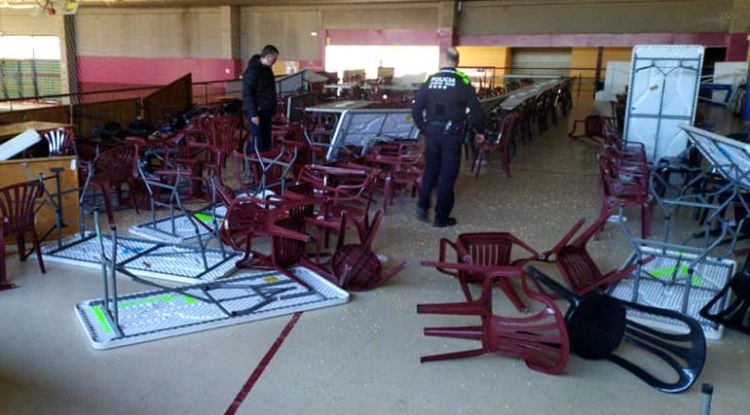 Diverses taules i cadires llençades al pavelló d'Anglès. ACN