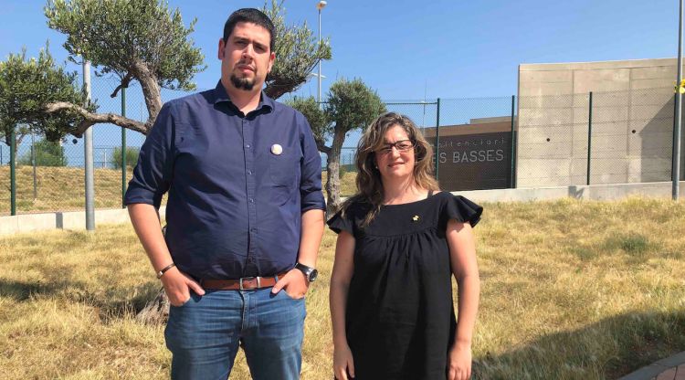Els dos vicepresidents de la Diputació de Girona, Pau Presas i Maria Puig, sortint de la visita a Dolors Bassa. ACN