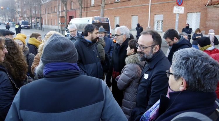 Els investigats davant la comandància de la Guàrdia Civil a Girona. ACN