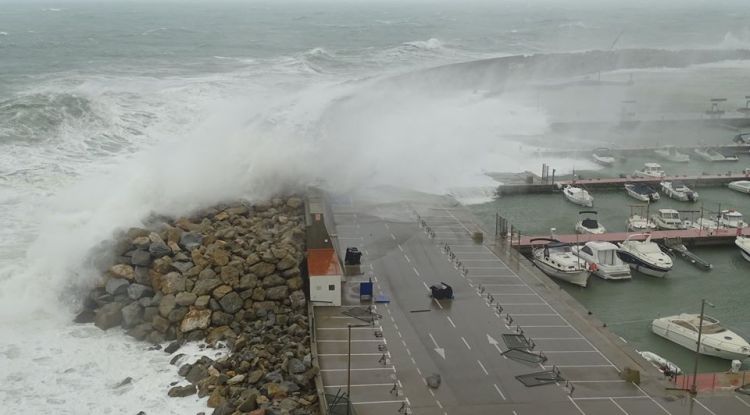 Una onada picant contra el port de Palamós, abans d'ahir. Ràdio Palamós