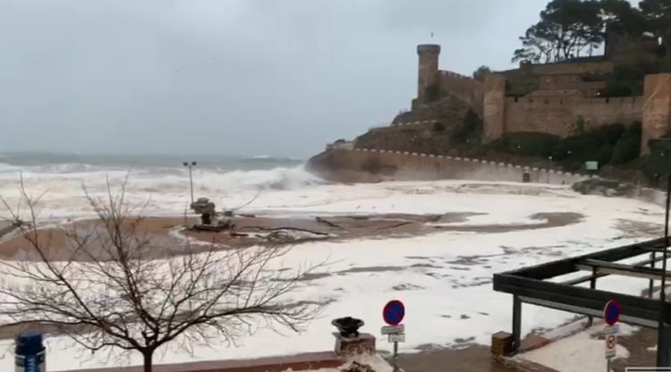 El temporal castigant dijous la platja de Tossa de Mar. Juli Justri