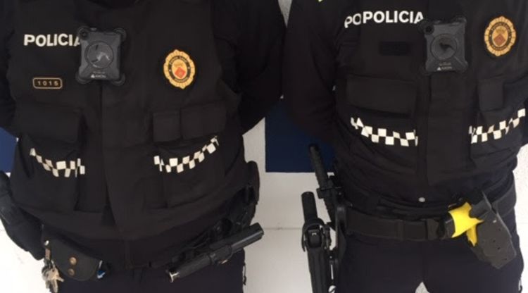 Dos agents de la Policia Local d'Hostalric (Selva) amb les dues càmeres a l'uniforme
