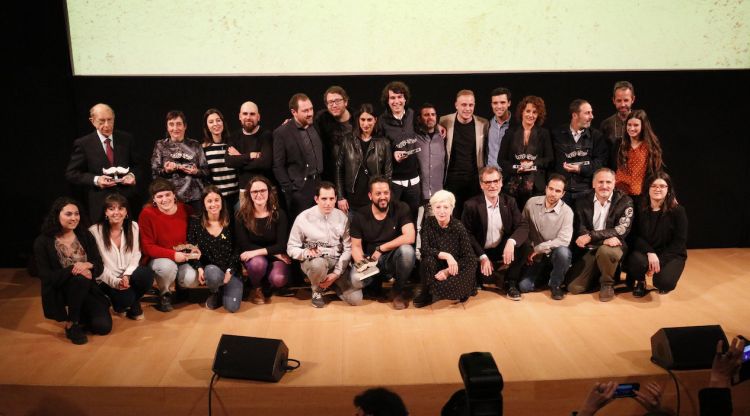 Foto de família amb tots els premiats de la X edició dels Premis Carles Rahola a la Comunicació Local. ACN