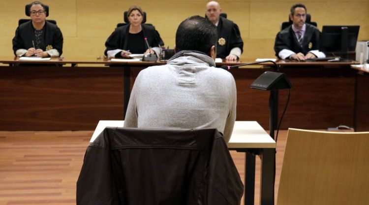 D'esquenes, el repartidor que ha reconegut que va abusar d'un jove a Figueres. ACN
