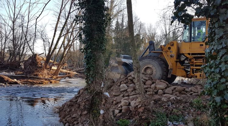 El riu Ter a la zona de la resclosa de la Pilastra amb una màquina treballant-hi