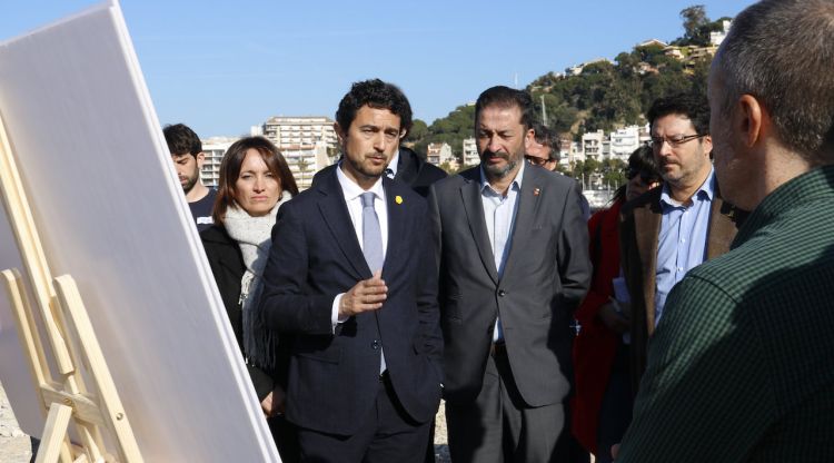 El conseller de Territori i Sostenibilitat, Damià Calvet, acompanyat per l'alcalde de Blanes, Àngel Canosa. ACN