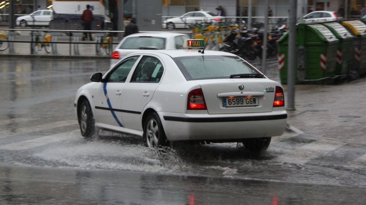 Un taxi davant l'estació de Renfe de Girona durant una tempesta el maig de 2011 (arxiu)  © ACN