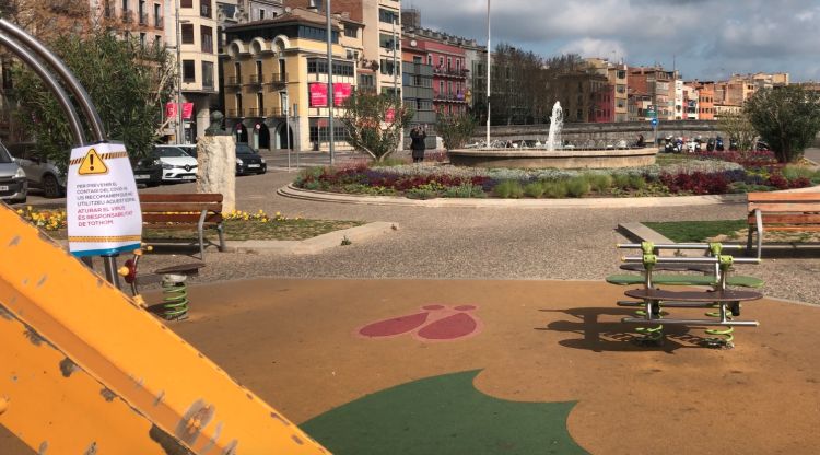 El parc infantil de plaça Catalunya, amb un cartell que en demana no es faci ús, aquest matí. M.Estarriola