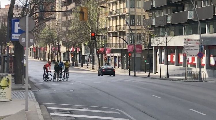 Un grup de ciclistes, aquest matí a l'avinguda de Jaume I a Girona. M.Estarriola