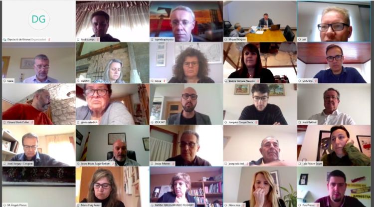 Els diputats connectant-se des de casa al ple telemàtic del ple de la Diputació de Girona