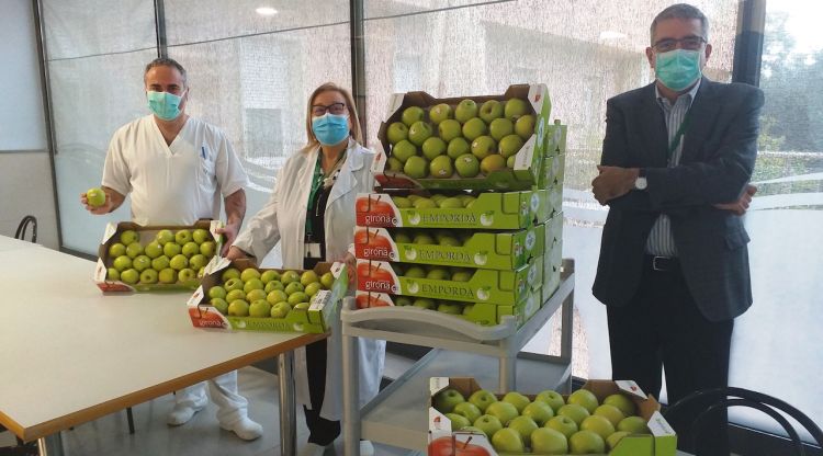 Un instant de l'entrega de pomes a l'hospital de Figueres
