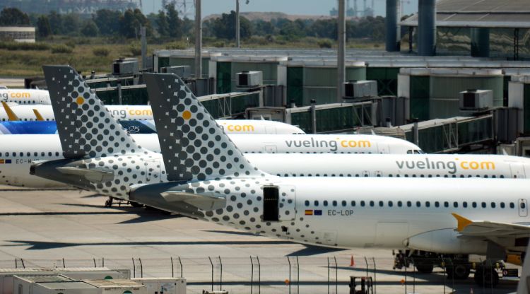 Diversos avions de Vueling estacionats a la terminal 1 de l'Aeroport del Prat. ACN