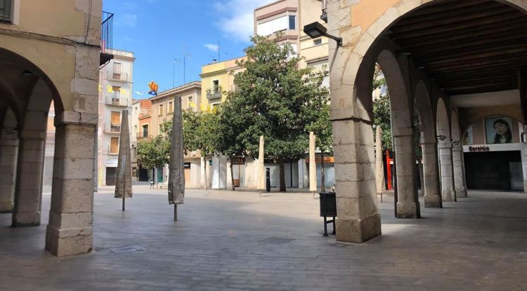 La Plaça de l'Ajuntament de Figueres en ple confinament i tots els establiments tancats (arxiu). Tramuntana TV