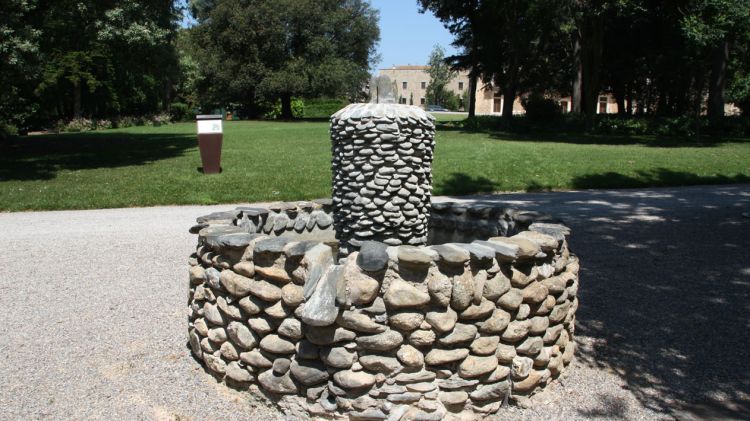 Una de les fonts que es poden veure durant el recorregut pels jardins del Castell de Peralada © ACN