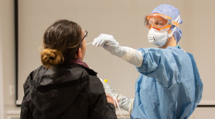Una professional sanitària agafa una mostra per fer una prova de coronavirus a l'Hospital Clínic. Francisco Avia