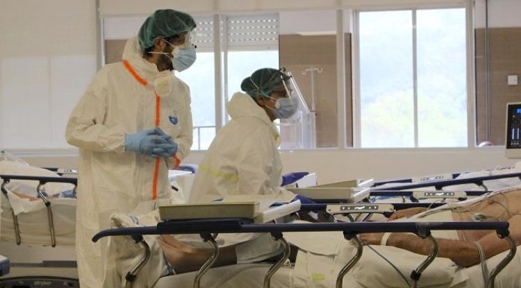 Dos sanitaris de l'Hospital Josep Trueta atenent un pacient amb coronavirus