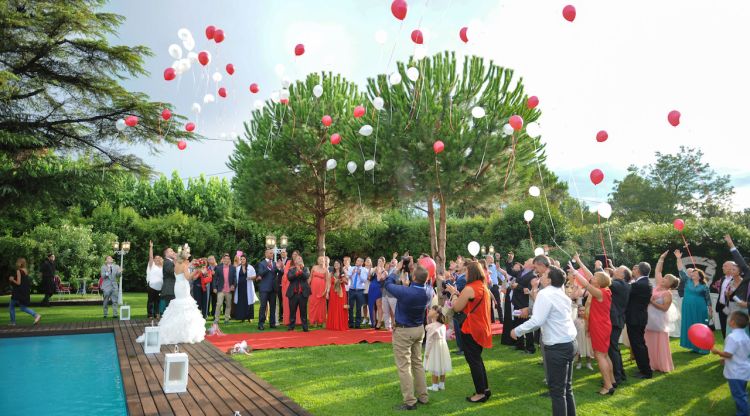 Uns nuvis celebrant el seu casament en uns jardins del Baix Empordà. El Celler de la Masia