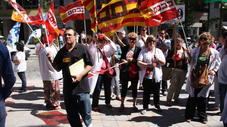 Una seixantena de metges i personal sanitari s'han concentrat a les portes de la seu de la Generalitat © ACN