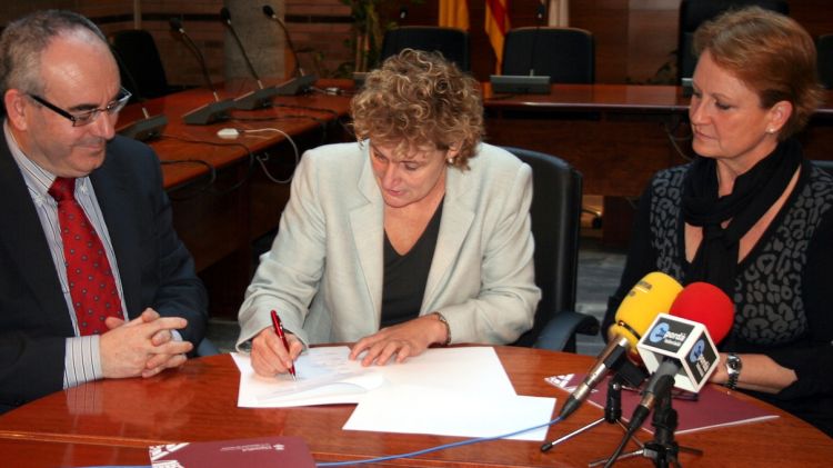 Magda Casamitjana (centre) signant aquest matí el conveni de col·laboració