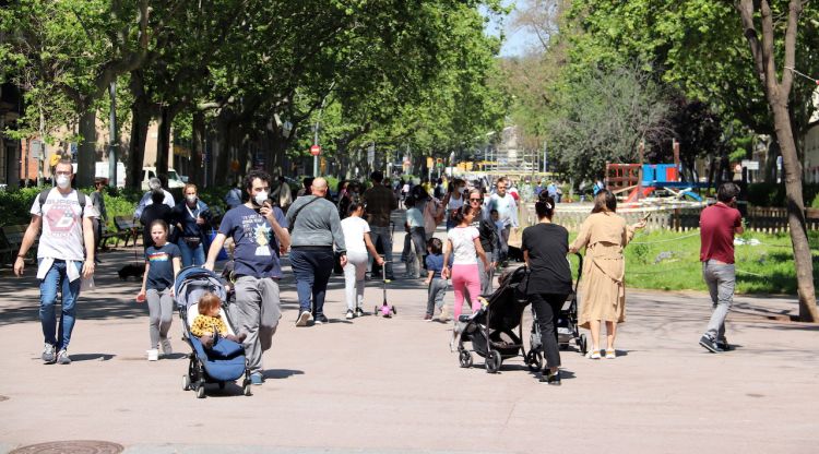 El passeig de Sant Joan de Barcelona a l'alçada de Verdaguer ple de famílies que passegen amb els nens. ACN