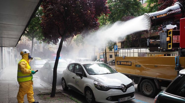 El canó nebulitzadors desinfectant l'avinguda de Sant Francesc de Girona, aquest matí. Pere Duran