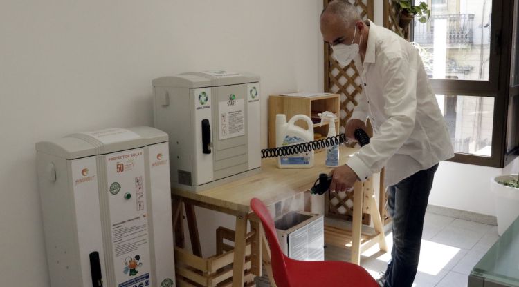 Un dels emprenedor desinfectant una cadira amb el nebulitzador portàtil a la seu de l'empresa a Girona. ACN