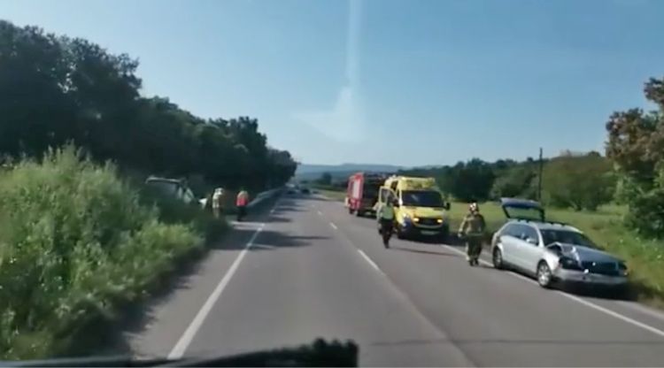 El turisme a la dreta i la furgoneta al fons a l'esquerra, bolcada. Anti-Radars Garrotxa