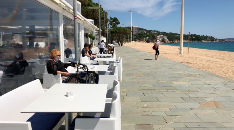 Una terrassa oberta davant del mar a Platja d'Aro, aquest matí. M. Estarriola