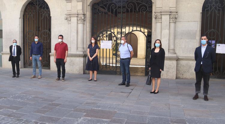 Els portaveus dels grups municipals a l'Ajuntament de Girona i el síndic en un minut de silenci. ACN