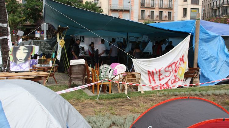 Els acampats a la plaça Catalunya de Girona es 'preparen' per si hi ha càrregues policials © ACN