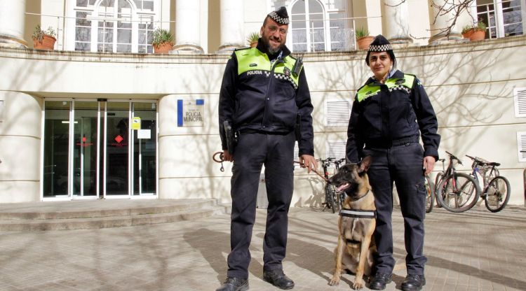 Dos agents de la Policia Municipal de Girona amb la gossa Laika
