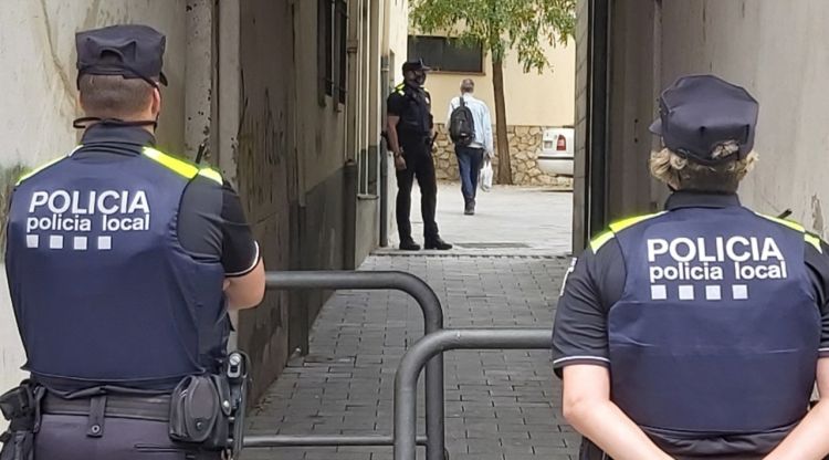 Dos agents de la Policia Local de la Jonquera vigilant un pis al carrer Major sospitós de ser un punt de venda de substàncies estupefaents