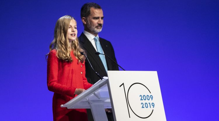 La princesa Elionor parla, amb el seu pare al darrere, durant l'entrega dels premis de la Fundació Princesa de Girona el 4 de novembre passat a Barcelona