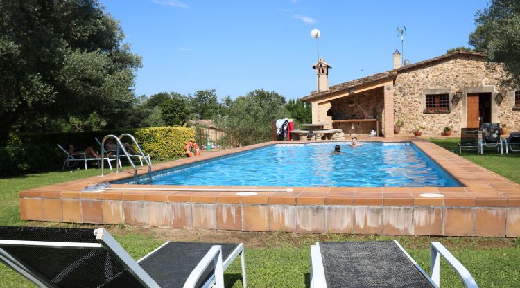 La piscina d'una casa de turisme rural de Monells. ACN