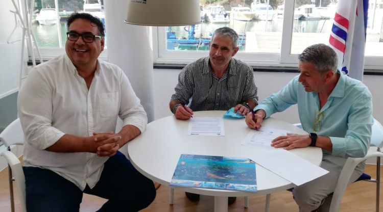 Signatura de l’acord de col·laboració entre el Grup de Natura Sterna i el Port d’Aro amb Maurici Jiménez, Jaume Ramot i Vicenç Arqués el 26 de juny