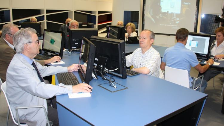 L'EspaiCaixa compta amb aules d'informàtica per fer cursos amb gent gran © ACN