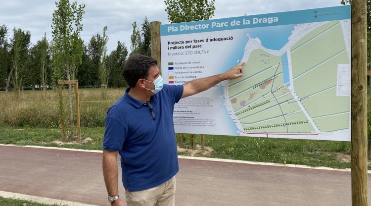 El regidor de Medi Ambient de Banyoles, Albert Tubert, mostrant el mapa del parc de la Draga