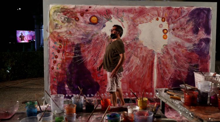 El fresc pintat per Santi Moix amb l'artista al davant. Miquel González / Shooting