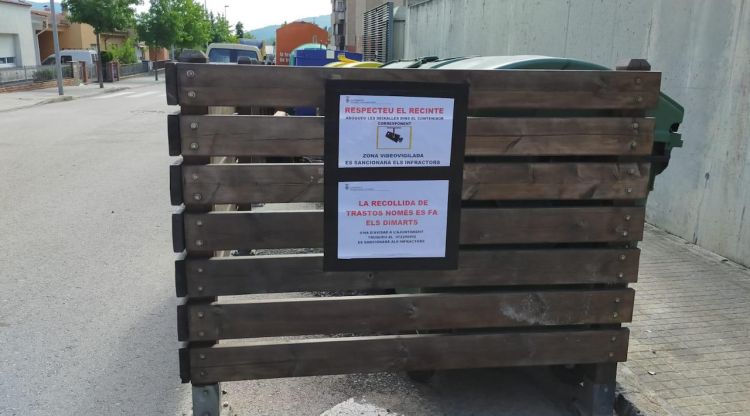 Un cartell sobre la videovigilància a una zona de recollida de residus a Sant Joan les Fonts