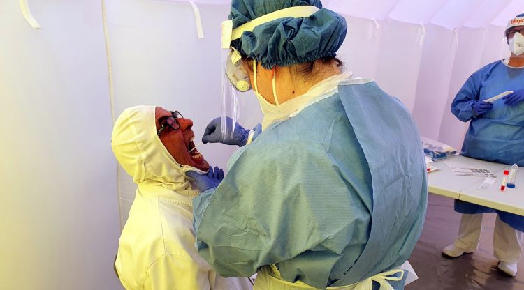 Una infermera prenent mostres per la prova PCR de detecció de la covid a un empleat de Padesa a Roquetes. ACN