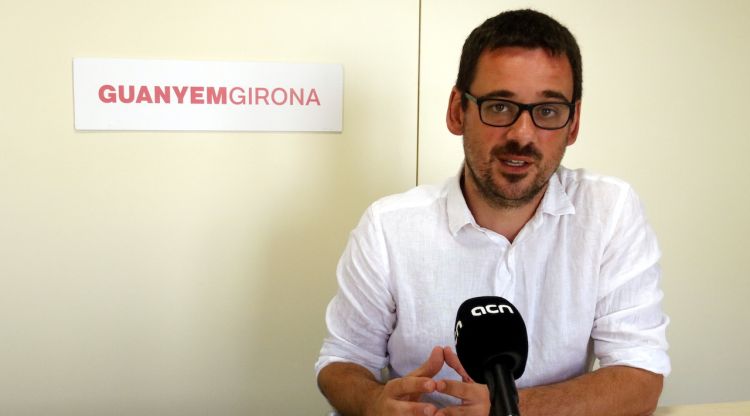 El portaveu de Guanyem Girona, Lluc Salellas, durant l'entrevista. ACN