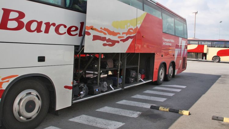 Un dels busos de la companyia que enllaça l'aeroport de Girona amb Barcelona © ACN